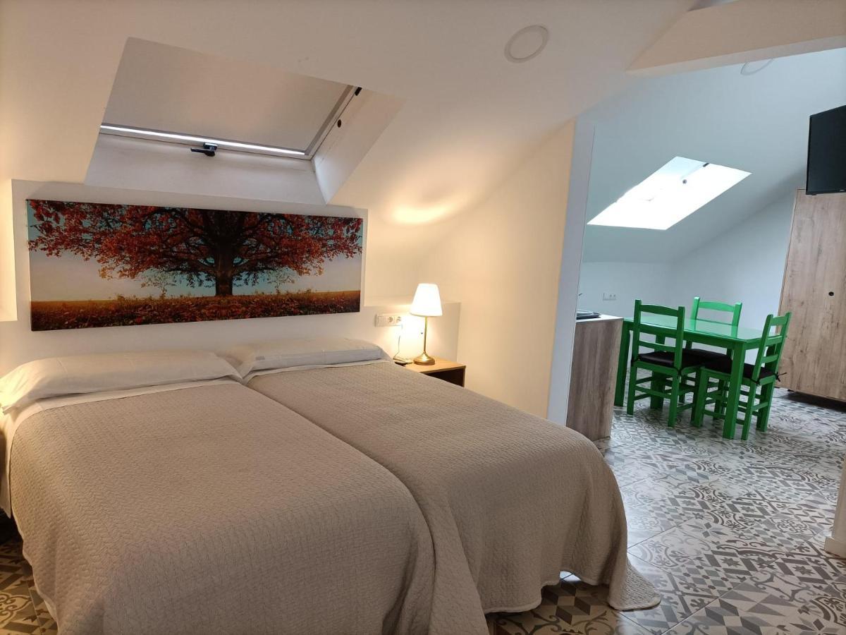 Hostal Las Encinas 비야비씨오사데오돈 외부 사진